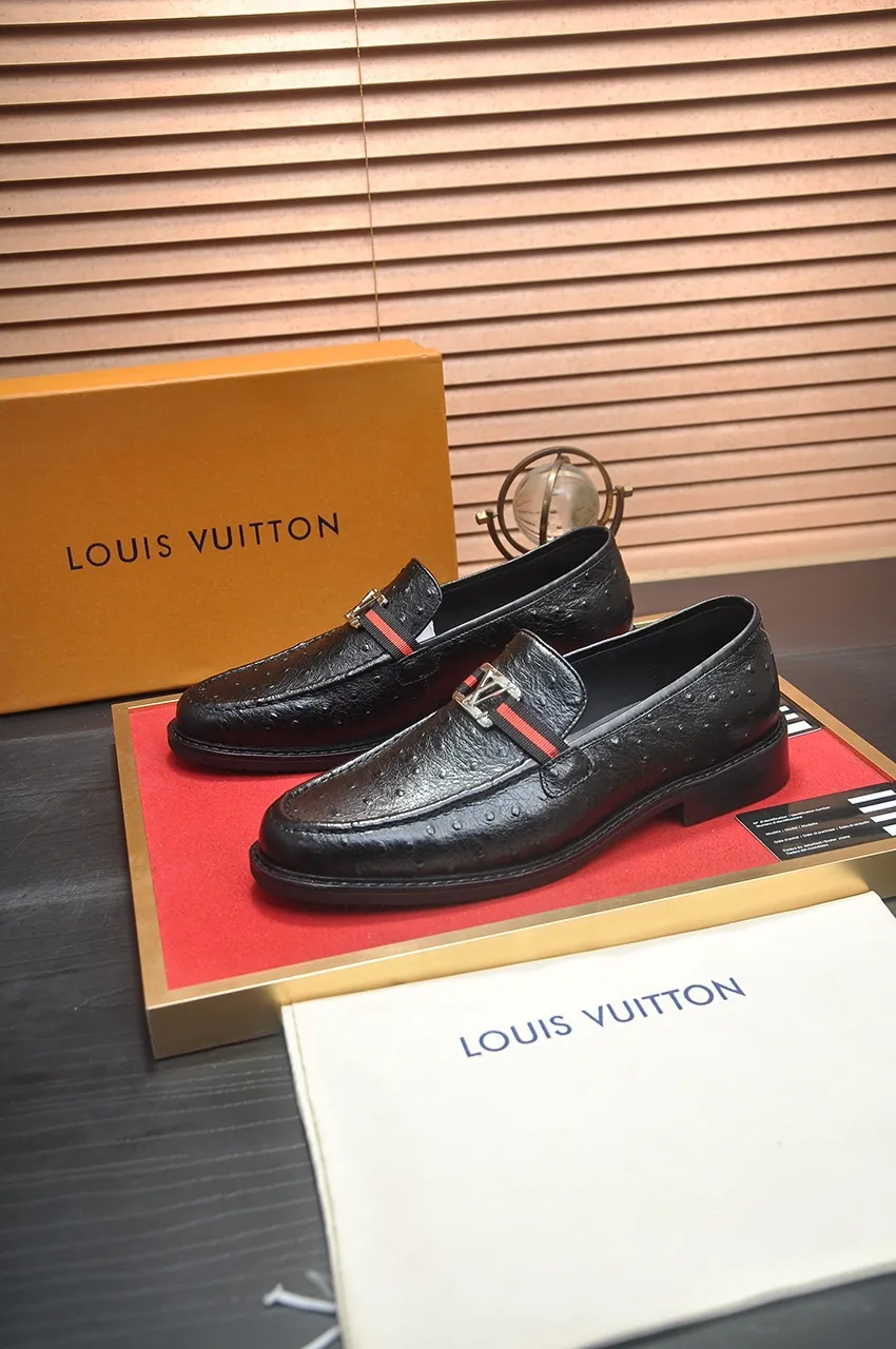 Men's men's shoes 💰460💶 [LV] (original single cowhide lining) 🍀LV's latest genuine leather business suit shoes are launched simultaneously on the official website. The first-layer cowhide imported from Italy is made of heavy gold, 💥1:1 rubber outsole from the official website. Versatile to wear, high-end without losing class, and the color combination is extraordinary. This four-season style is alluring when worn on your feet, showing off your big-name flair. Standard code 38-45 (45 customized)
